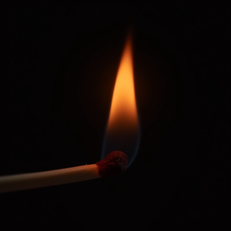 Acendendo um fósforo, com uma pequena chama.