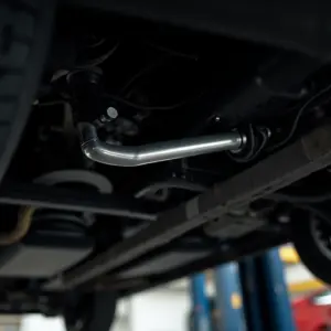 Detalhe da barra estabilizadora nova em suspensão de carro.