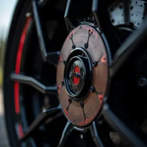 Freios de cerâmica de alta performance em detalhe.