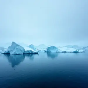 Paisagem da Groenlândia com icebergs e mar azul profundo.