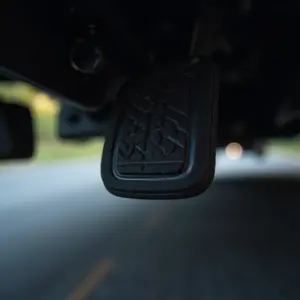 Pedal de freio vibrando excessivamente, indicando problema nos freios.