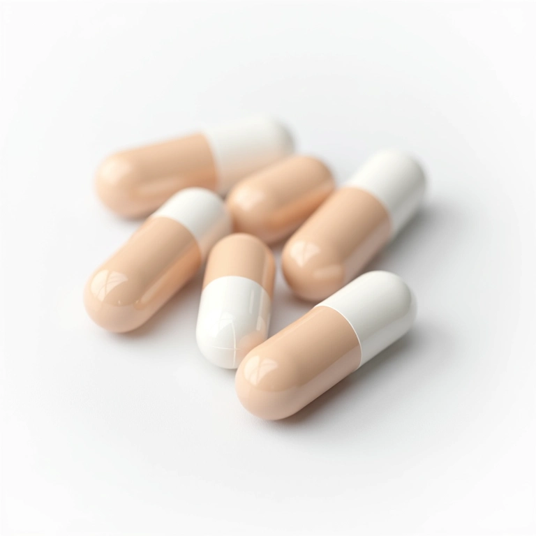 Pílulas e cápsulas para tratamento sistêmico da psoríase em fundo branco.