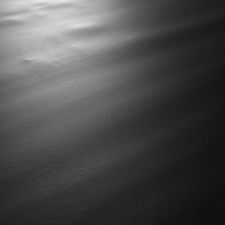 Detalhe de superfície com laca microtexturizada.