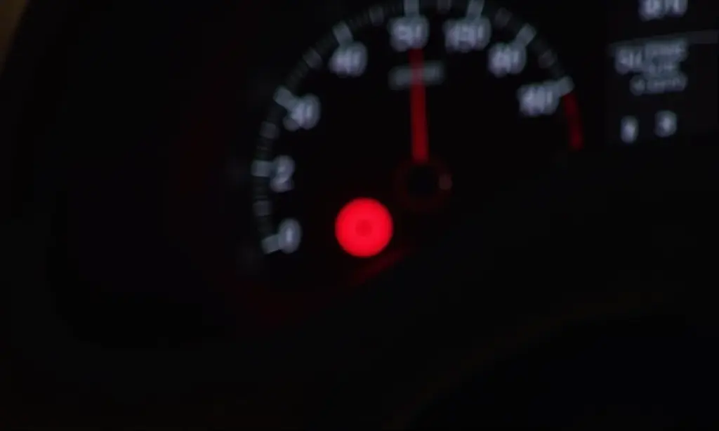 Luz do freio de mão acesa com carro em movimento.