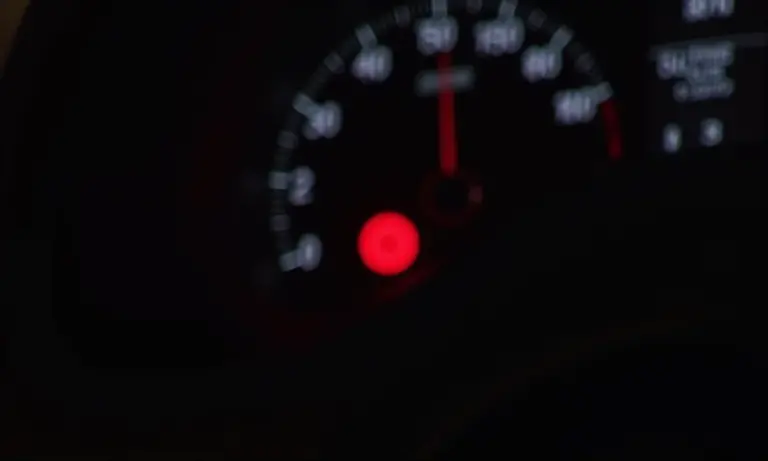 Luz do Freio de Mão Acesa com o Carro em Movimento? Cuidado Luz do freio de mão acesa com carro em movimento.