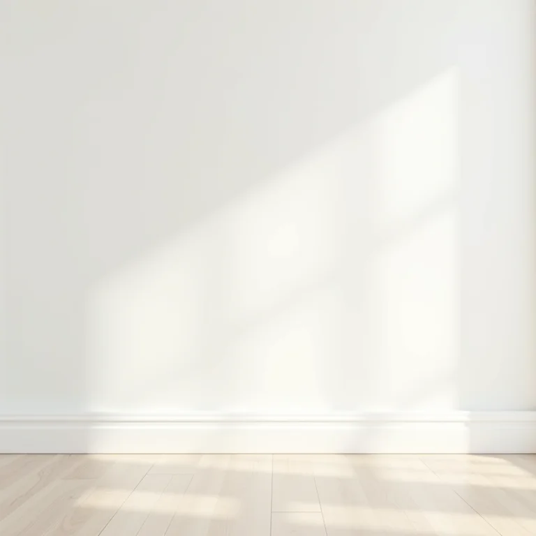 Rodapé branco clássico em um quarto iluminado