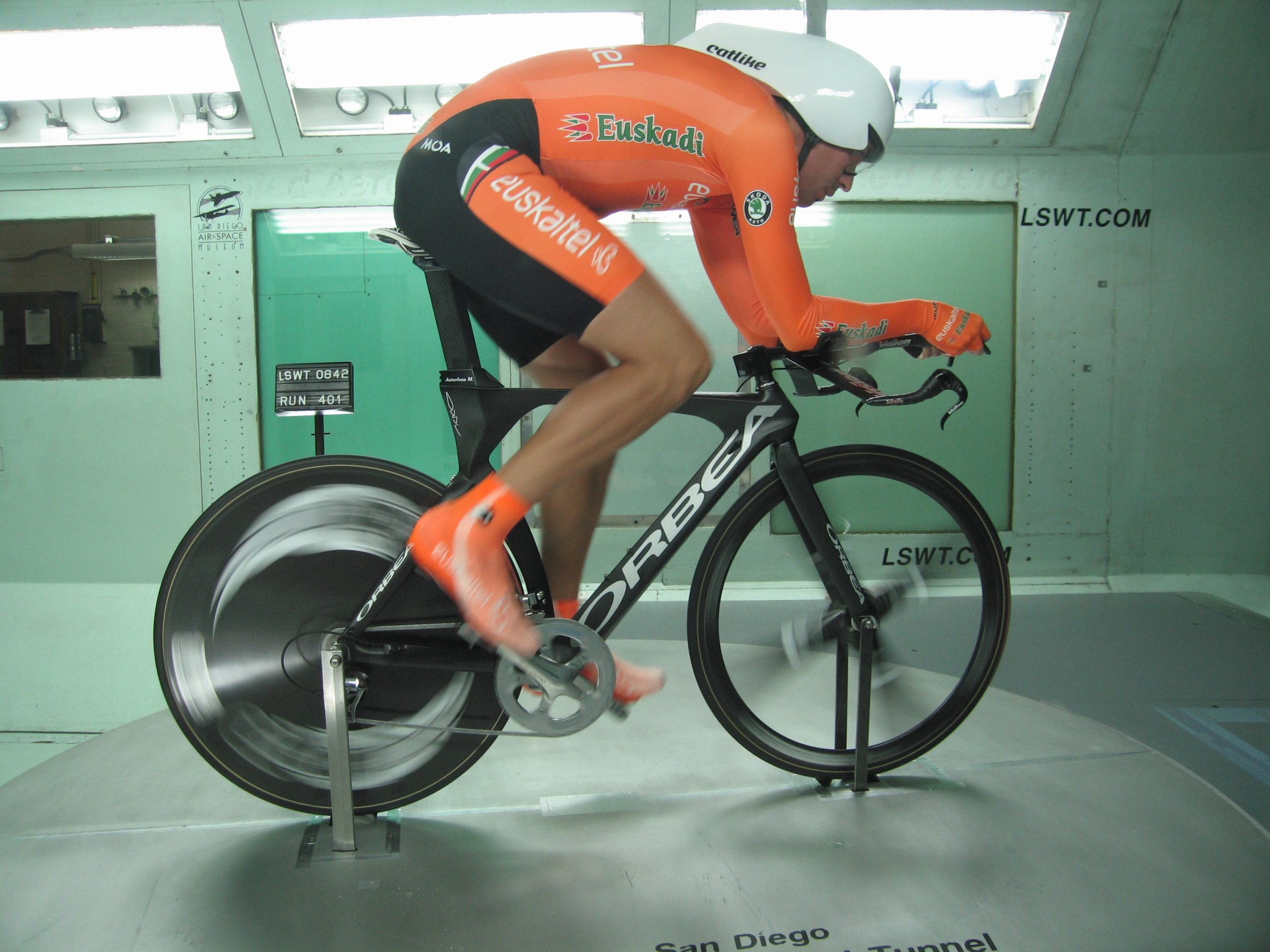 A Aerodinâmica em Carros de Rua vs. Carros de Competição: Quais as Diferenças Chave? - inspiração 1