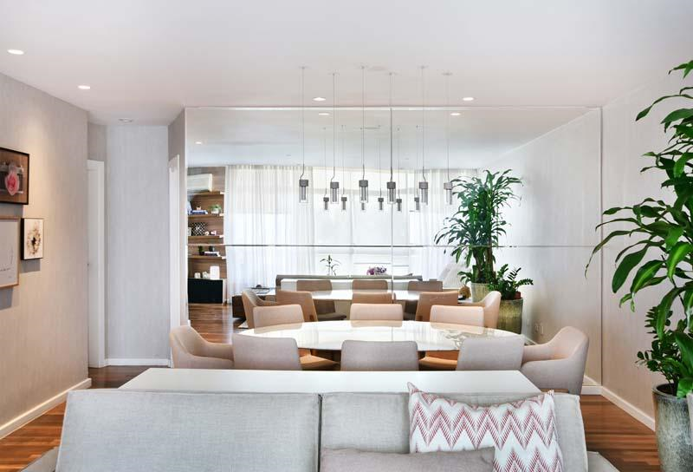 Espelhos Assimétricos e Molduras Ousadas: Modernidade na Sala - inspiração 1