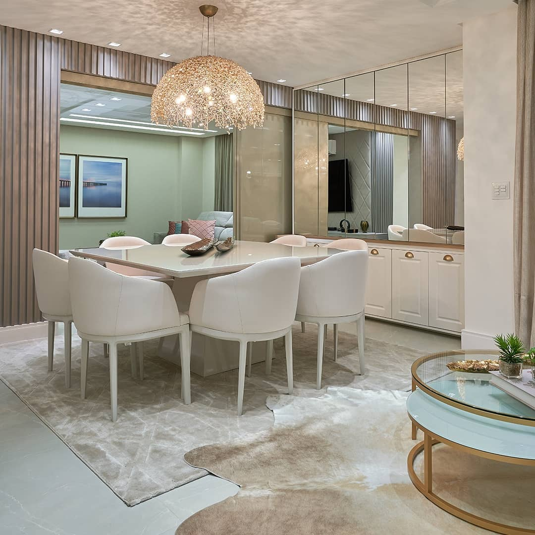 Integrando Sala de Estar e Jantar com Tapetes de Tamanho e Formato Ideais - inspiração 1