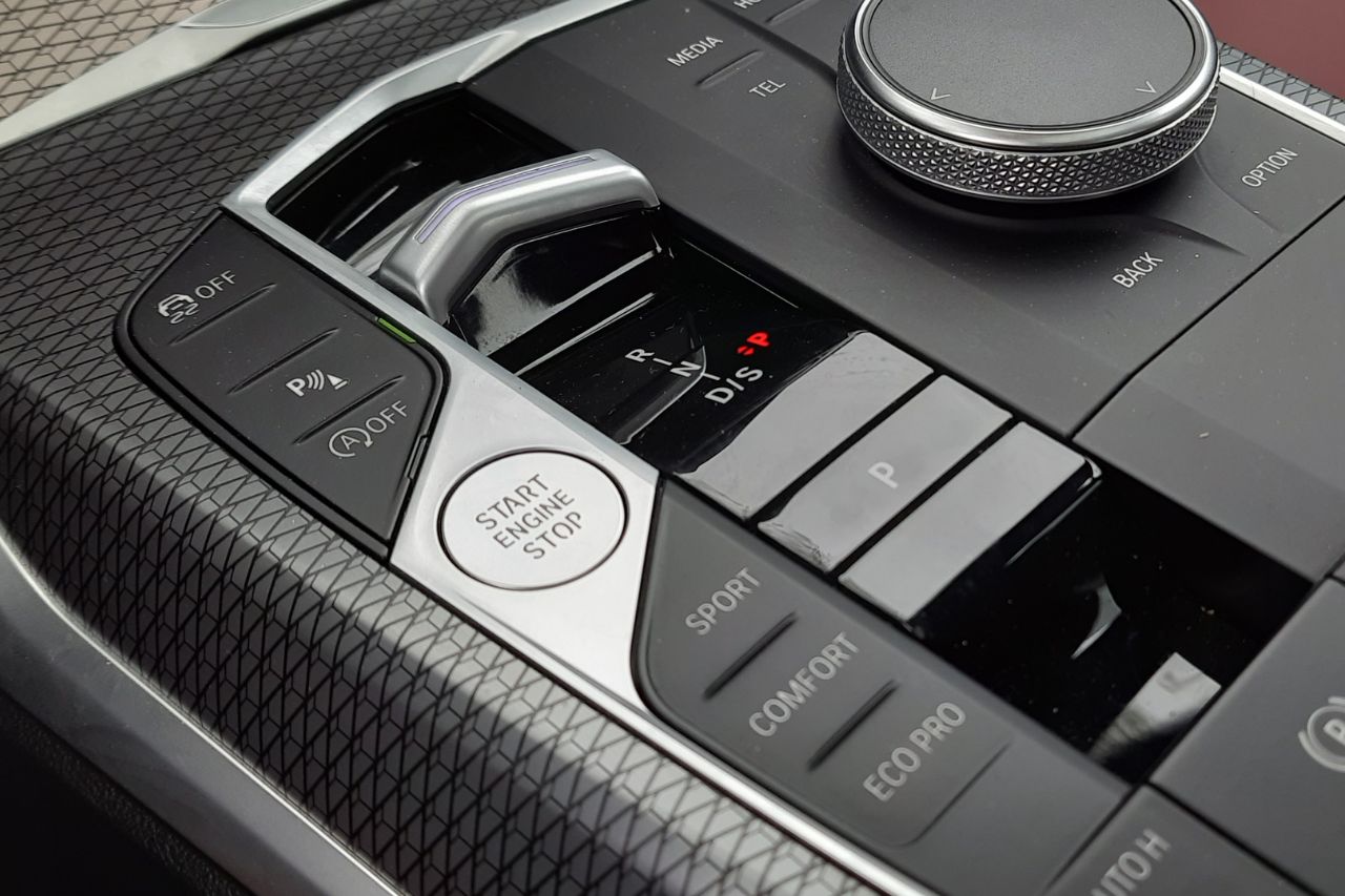 Como o Modo Sport afeta a dirigibilidade em diferentes condições?