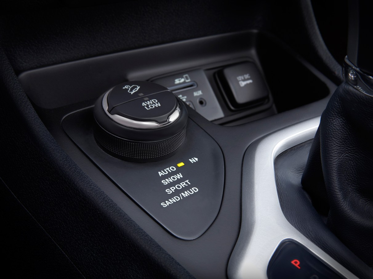 Como o Modo Sport afeta a dirigibilidade em diferentes condições?