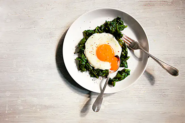 Ovos Cozidos com Molho Cremoso de Espinafre - inspiração 1