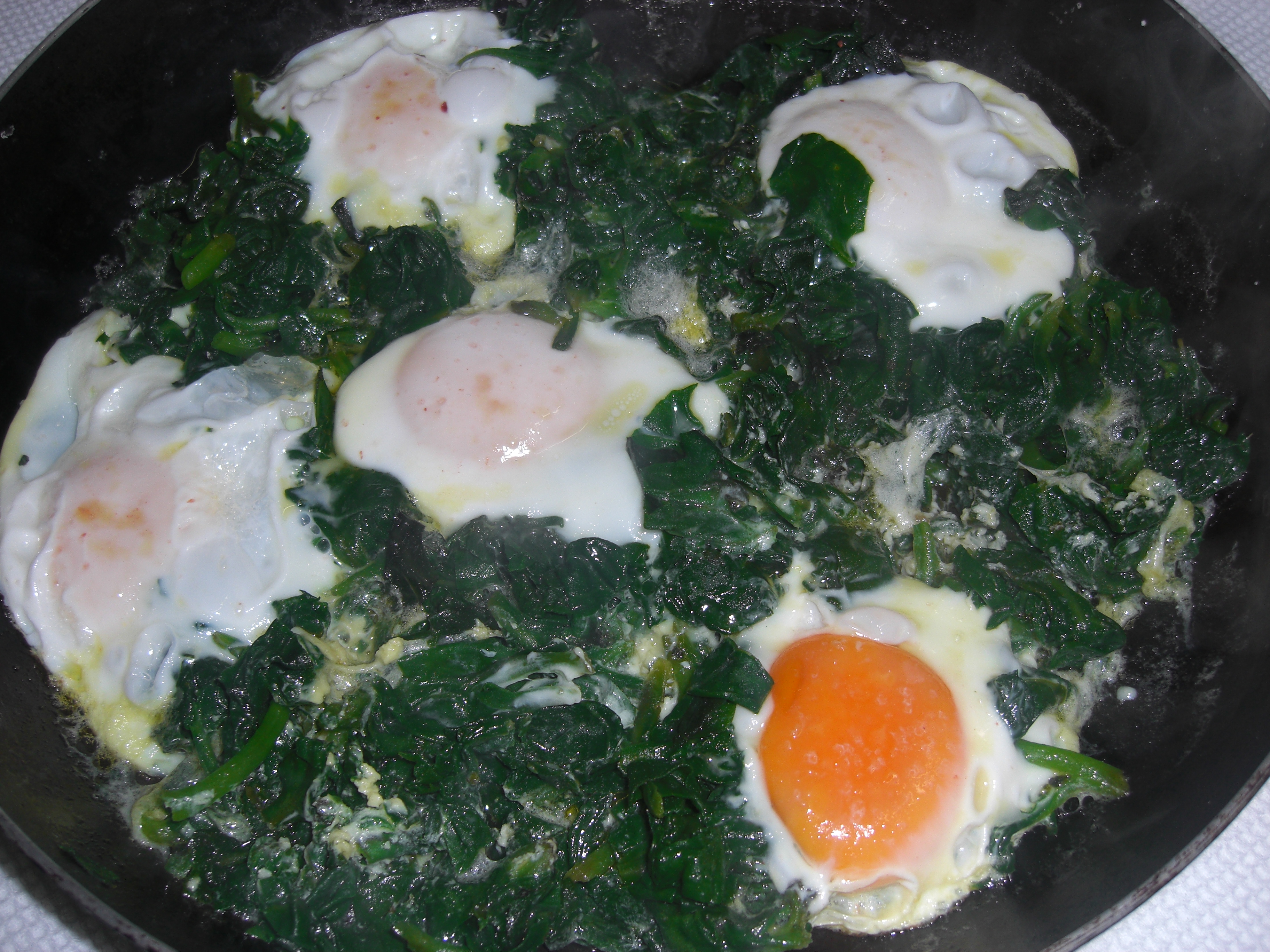 Pizza de Pão Sírio com Espinafre, Ovos e Tomate - inspiração 1