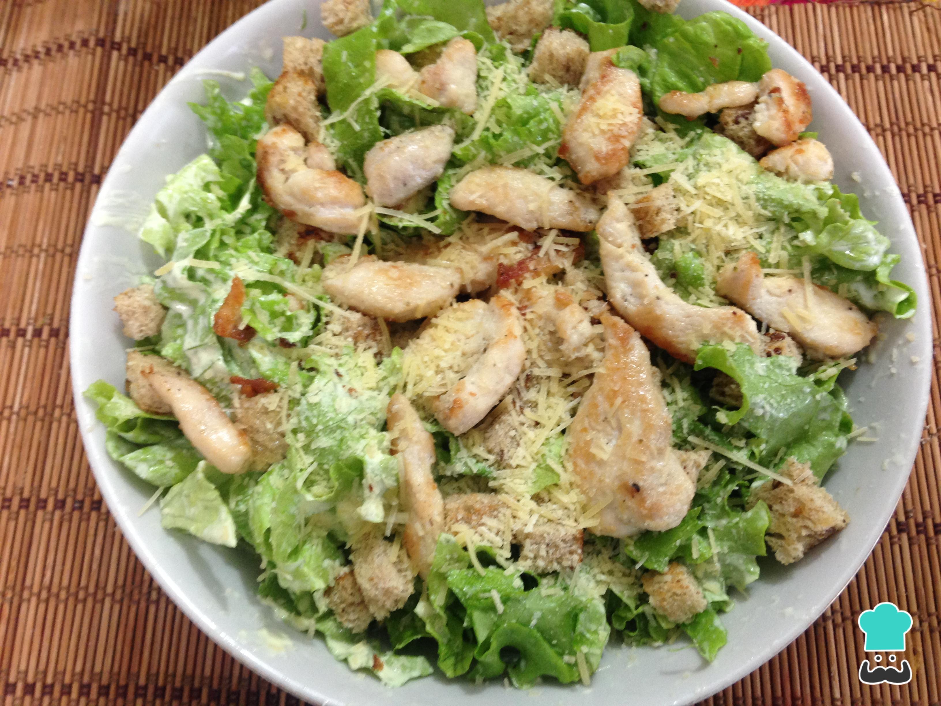 Salada de Frango com Abacate e Limão: Frescor em Cada Garfada - inspiração 1