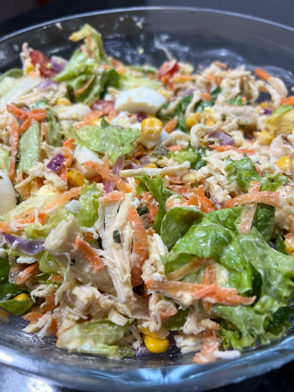 Salada Mediterrânea com Frango e Grão de Bico: Nutrição e Sabor Sem Igual - inspiração 1