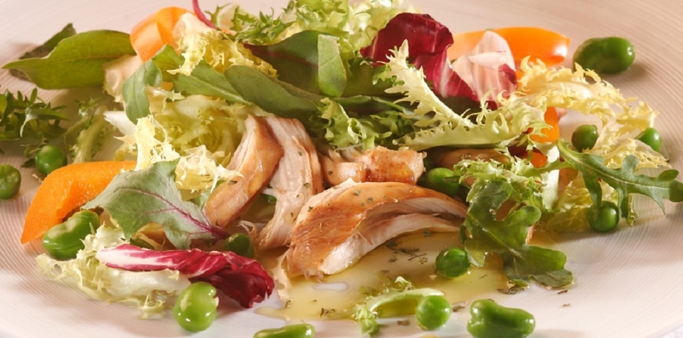 Salada Fitness com Frango e Mix de Folhas Verdes: Leveza e Saciedade - inspiração 2