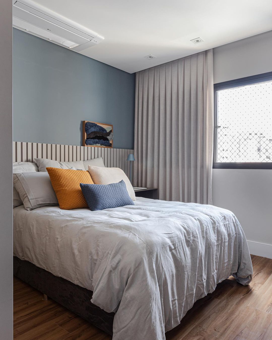 Como usar espelhos para ampliar seu quarto