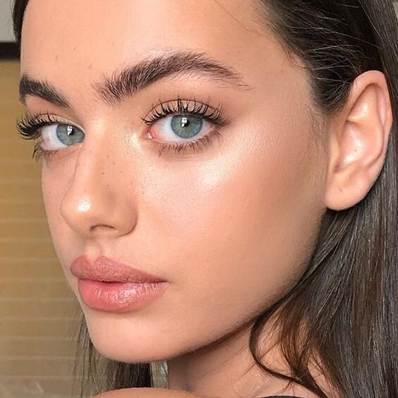 Produtos essenciais para o look natural: De lápis a géis - inspiração 1