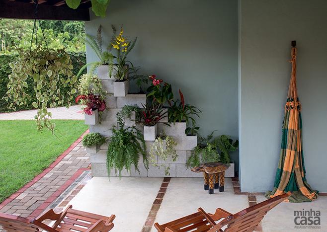 5 ideias de títulos:
1. Transforme seu jardim com os melhores apps de paisagismo.
2. Identifique qualquer planta instantaneamente com estes aplicativos.
3. Planejamento de jardim: Ferramentas digitais para o seu oásis verde.
4. Do cuidado à criação: Apps essenciais para amantes de plantas.
5. Softwares de paisagismo: Da ideia à execução profissional.