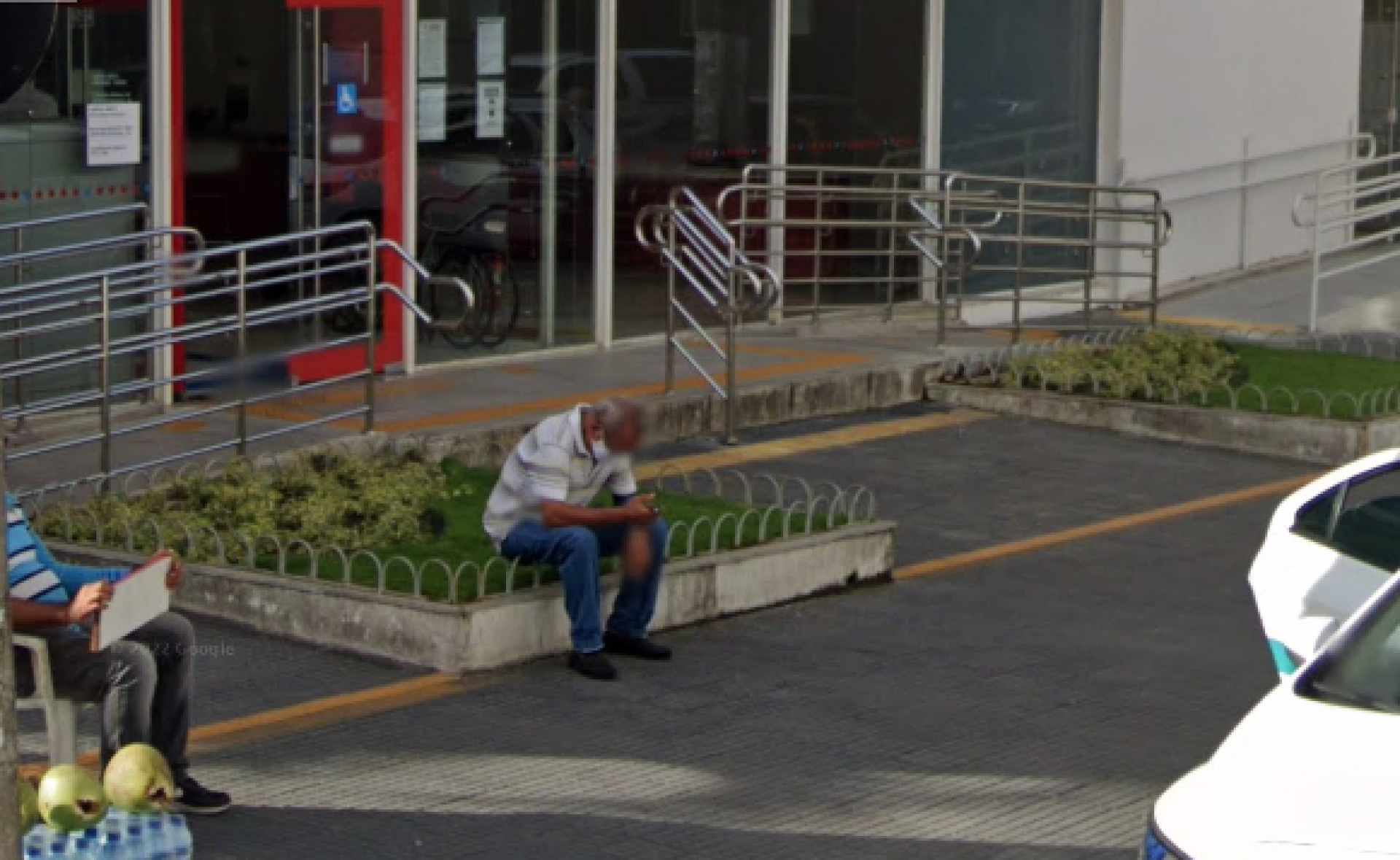 1. O que é Arquitetura Hostil e como ela afeta as cidades.
2. Exemplos práticos de Arquitetura Hostil no cotidiano.
3. A Lei Padre Júlio Lancellotti: Proteção contra a exclusão urbana.
4. Como identificar e denunciar a Arquitetura Hostil.
5. O impacto social e ético do Design Defensivo.