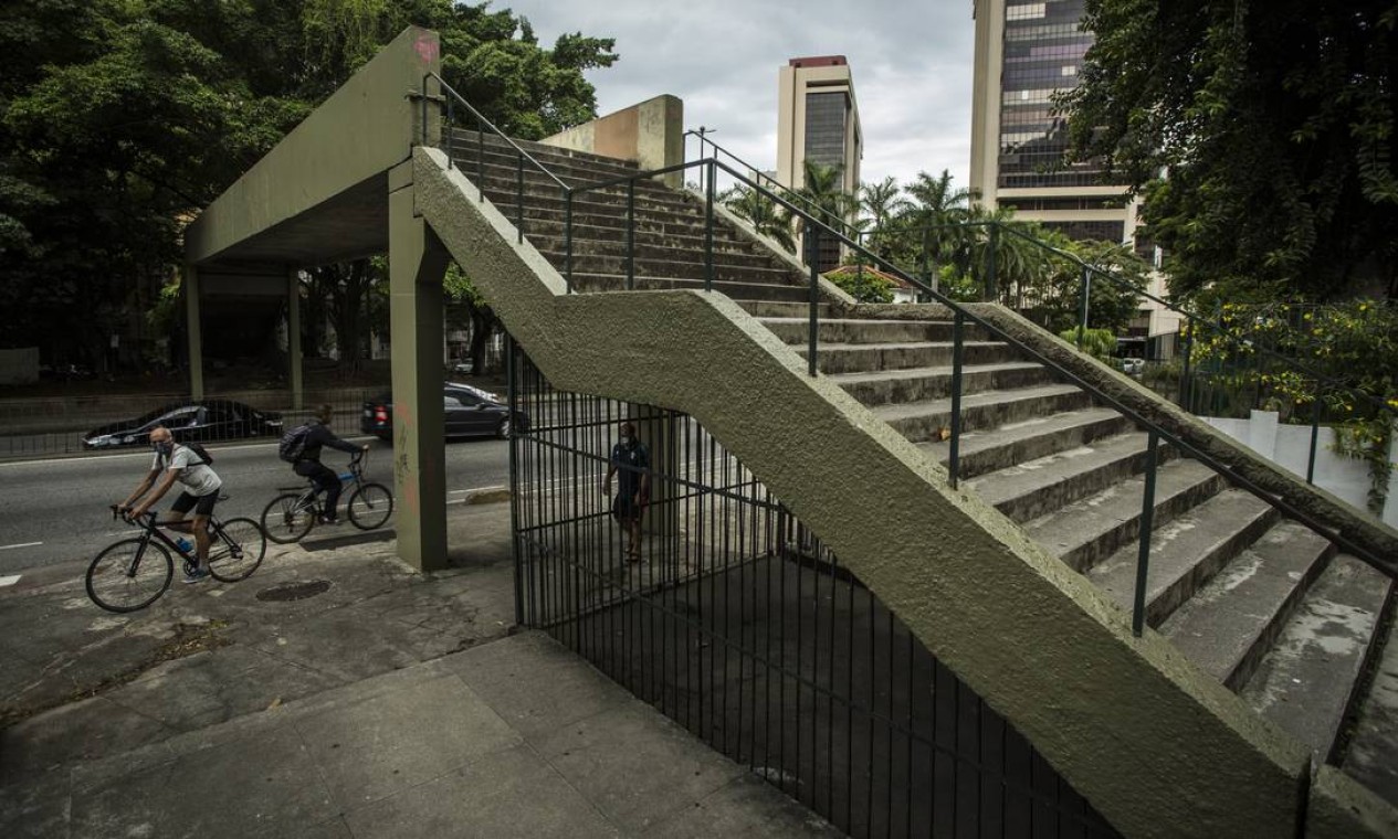 1. O que é Arquitetura Hostil e como ela afeta as cidades.
2. Exemplos práticos de Arquitetura Hostil no cotidiano.
3. A Lei Padre Júlio Lancellotti: Proteção contra a exclusão urbana.
4. Como identificar e denunciar a Arquitetura Hostil.
5. O impacto social e ético do Design Defensivo.