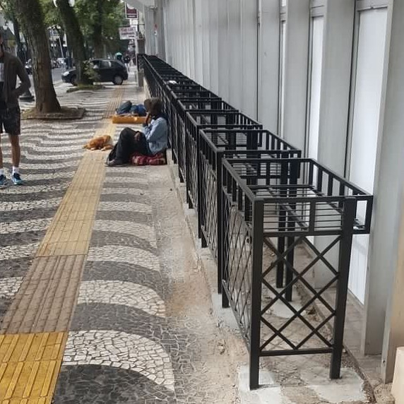 arquitetura hostil exemplos