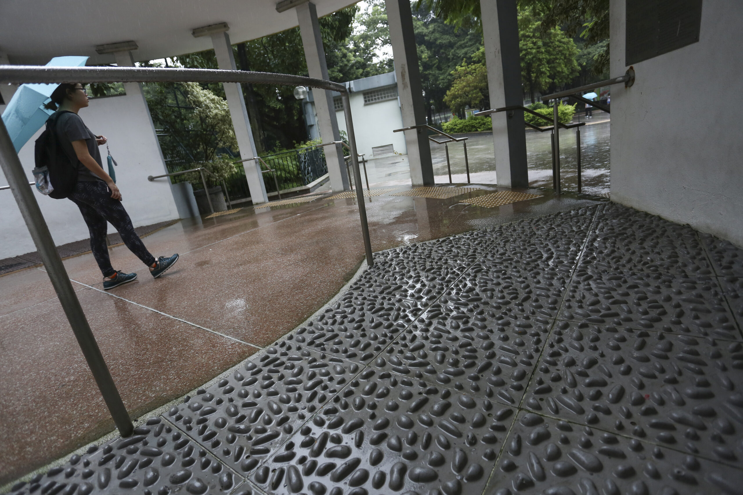 1. O que é Arquitetura Hostil e como ela afeta as cidades.
2. Exemplos práticos de Arquitetura Hostil no cotidiano.
3. A Lei Padre Júlio Lancellotti: Proteção contra a exclusão urbana.
4. Como identificar e denunciar a Arquitetura Hostil.
5. O impacto social e ético do Design Defensivo.