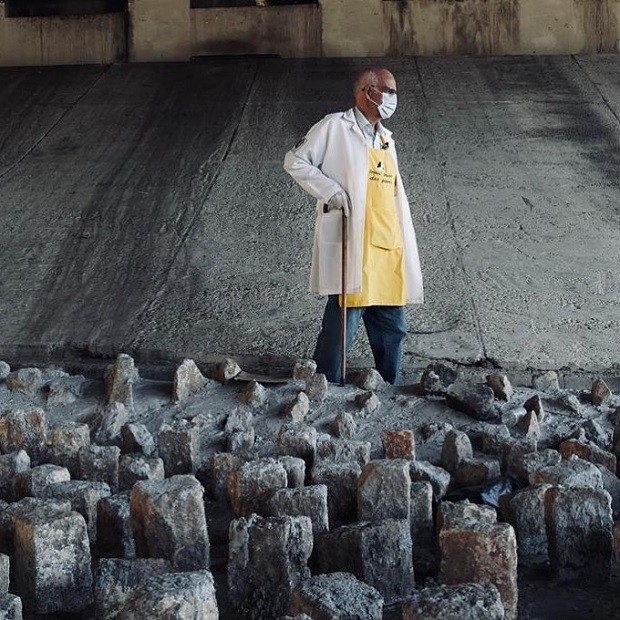 1. O que é Arquitetura Hostil e como ela afeta as cidades.
2. Exemplos práticos de Arquitetura Hostil no cotidiano.
3. A Lei Padre Júlio Lancellotti: Proteção contra a exclusão urbana.
4. Como identificar e denunciar a Arquitetura Hostil.
5. O impacto social e ético do Design Defensivo.