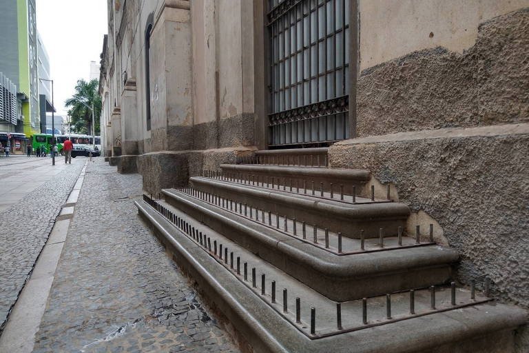 1. O que é Arquitetura Hostil e como ela afeta as cidades.
2. Exemplos práticos de Arquitetura Hostil no cotidiano.
3. A Lei Padre Júlio Lancellotti: Proteção contra a exclusão urbana.
4. Como identificar e denunciar a Arquitetura Hostil.
5. O impacto social e ético do Design Defensivo.