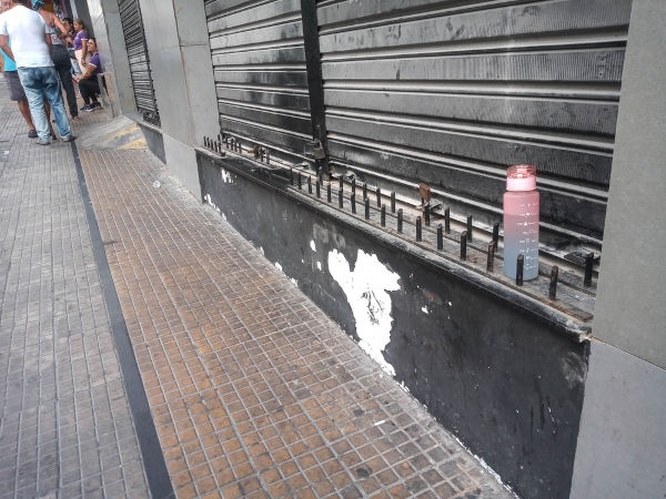 1. O que é Arquitetura Hostil e como ela afeta as cidades.
2. Exemplos práticos de Arquitetura Hostil no cotidiano.
3. A Lei Padre Júlio Lancellotti: Proteção contra a exclusão urbana.
4. Como identificar e denunciar a Arquitetura Hostil.
5. O impacto social e ético do Design Defensivo.