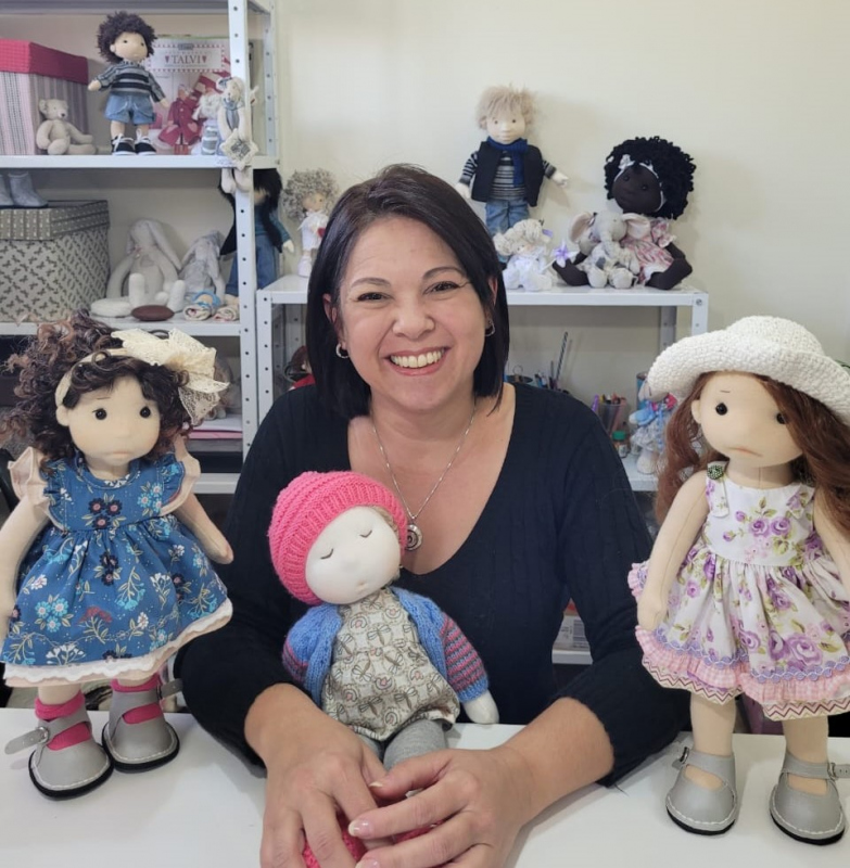 5 ideias de títulos:
1. MEI para Artesãos de Bonecas: Guia Completo para Formalização
2. Vantagens de ser MEI: Como o CNPJ Impulsiona seu Ateliê de Bonecas
3. Desmistificando o MEI: Passo a Passo para Artesãos de Bonecas de Pano
4. MEI Artesão: Tudo o que Você Precisa Saber Sobre CNAE e Faturamento
5. Venda Mais Bonecas de Pano: A Importância da Formalização como MEI