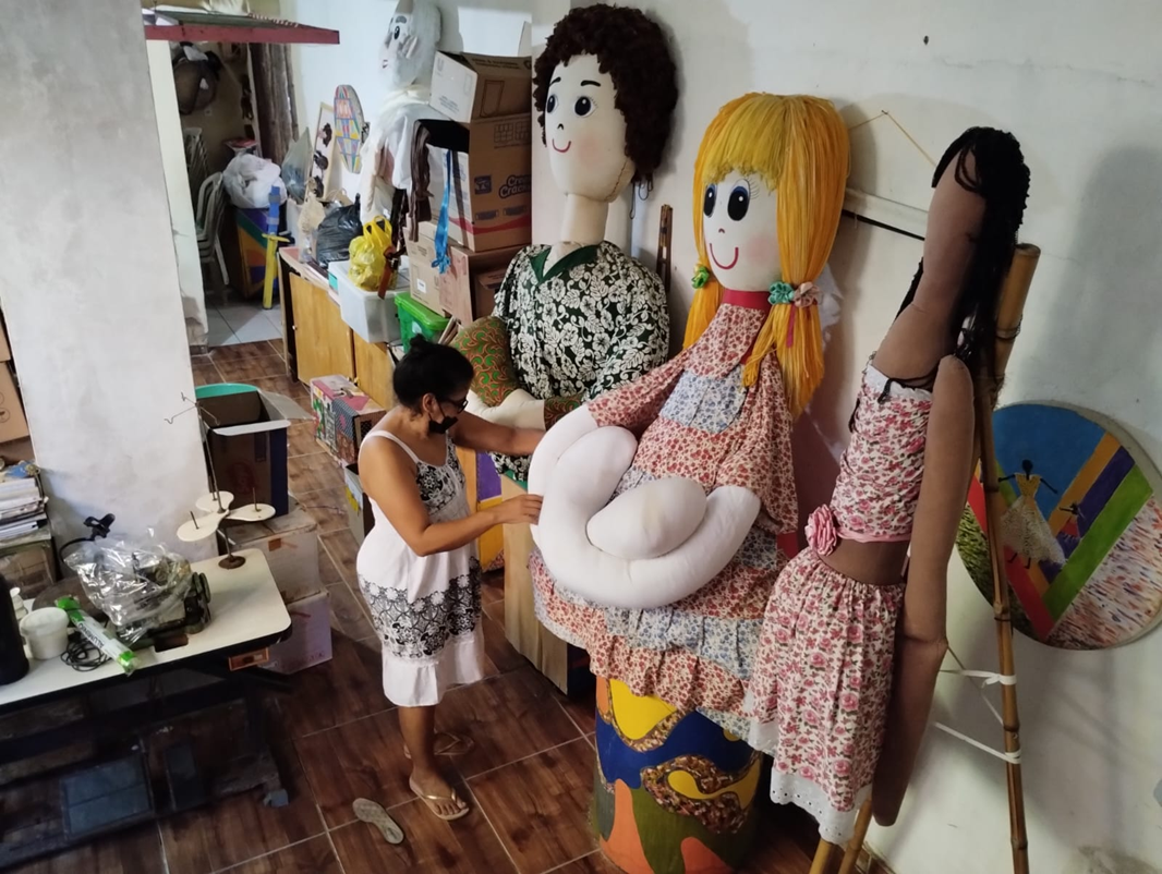 artesão em bonecas de pano mei