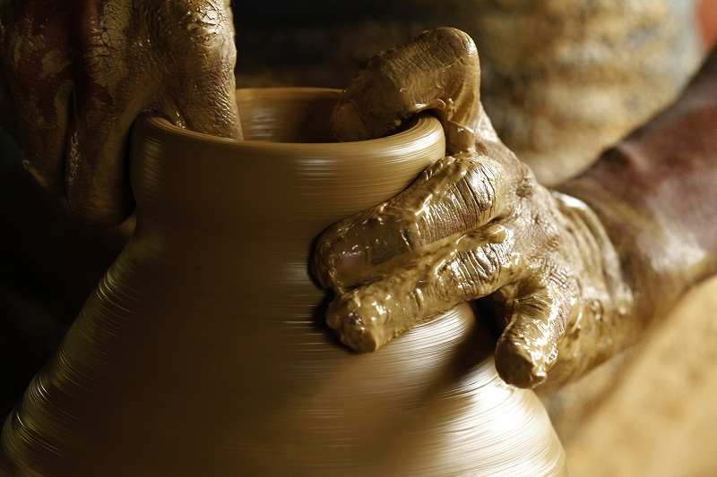 artesão em cerâmica mei