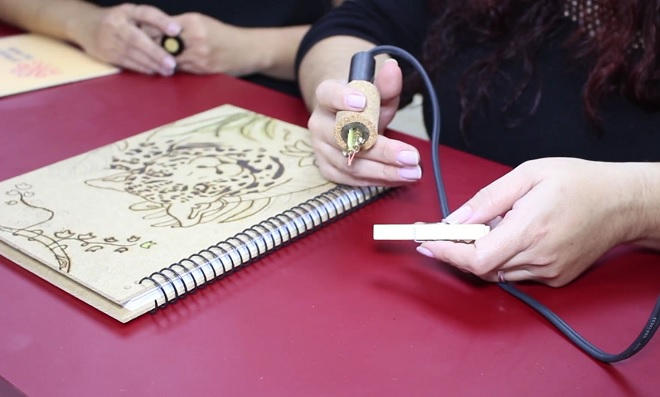 artesão em pirografia mei