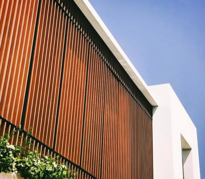 5 ideias de títulos:
1. Brise de Madeira: Guia Completo para Fachadas e Interiores
2. Transforme sua Casa com Brises de Madeira: Estilo e Funcionalidade
3. Brise de Madeira vs. WPC: Qual a Melhor Escolha para seu Projeto?
4. Quanto Custa um Brise de Madeira? Análise de Preços por Metro Quadrado
5. Brises de Madeira: Inspirações e Aplicações Criativas para sua Arquitetura