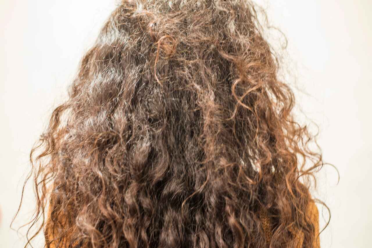 Frizz em Cabelos Cacheados e Crespos: Dicas e Cuidados Específicos