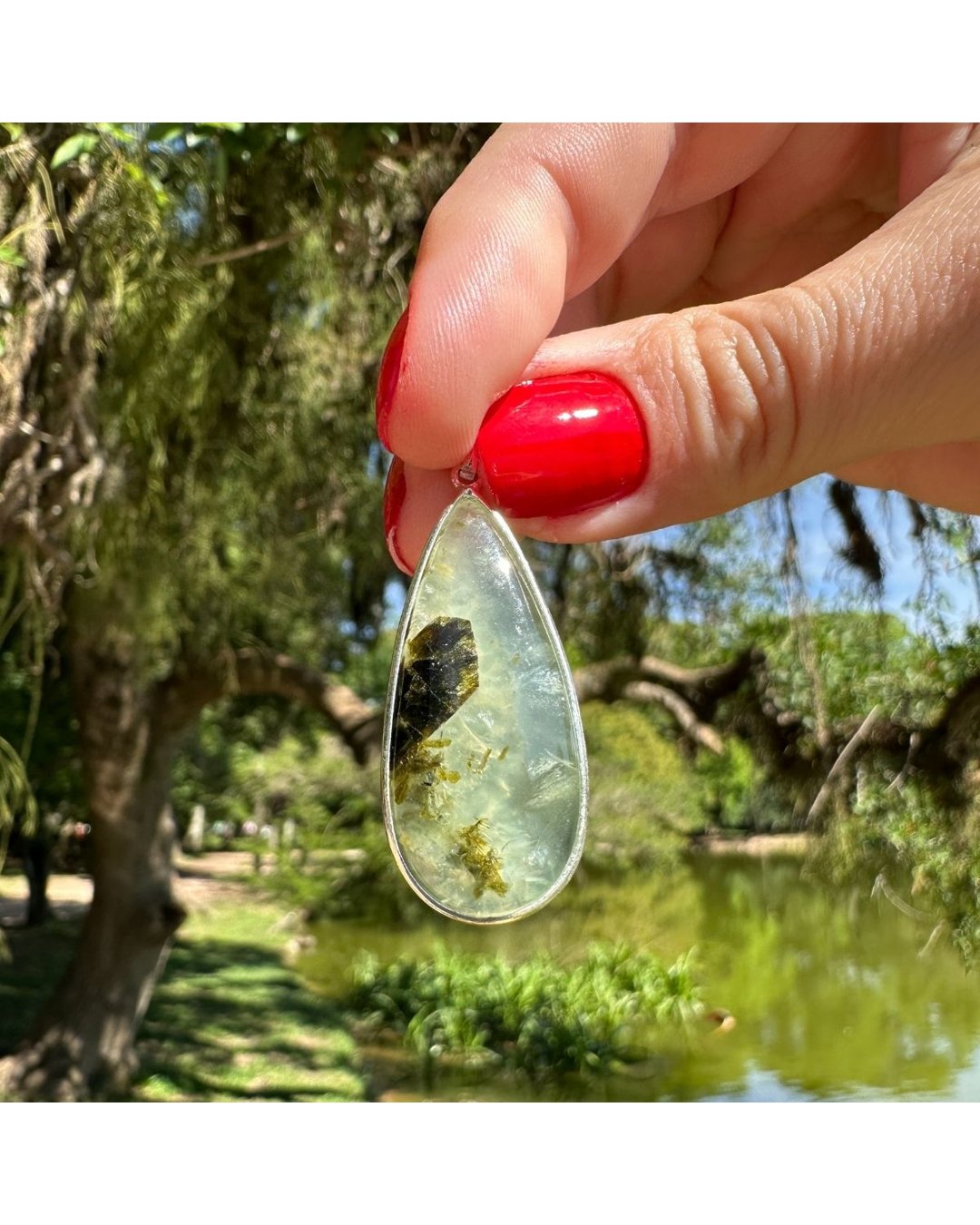 Guia Completo: Como Escolher os Cristais Certos para Seu Jardim; Terrários com Cristais: Ideias Criativas e Dicas de Montagem; Cristais e Plantas: Desvendando a Energia e os Benefícios para o Seu Verde; Manutenção de Cristais no Jardim: Proteja Suas Pedras do Sol e da Chuva; Além da Estética: O Poder dos Cristais para o Equilíbrio Energético das Plantas