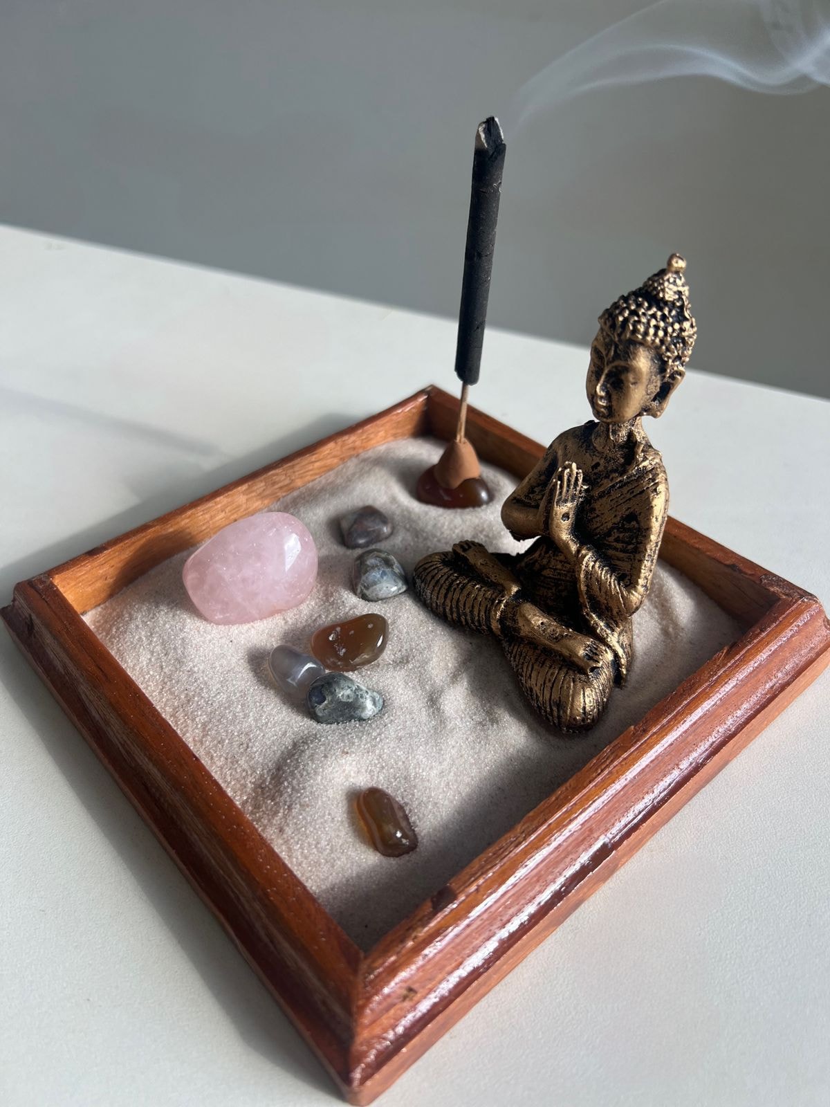 Guia Completo: Como Escolher os Cristais Certos para Seu Jardim; Terrários com Cristais: Ideias Criativas e Dicas de Montagem; Cristais e Plantas: Desvendando a Energia e os Benefícios para o Seu Verde; Manutenção de Cristais no Jardim: Proteja Suas Pedras do Sol e da Chuva; Além da Estética: O Poder dos Cristais para o Equilíbrio Energético das Plantas