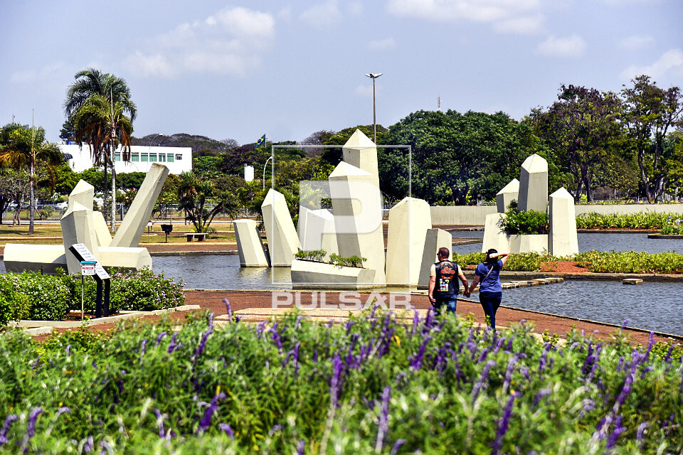 Guia Completo: Como Escolher os Cristais Certos para Seu Jardim; Terrários com Cristais: Ideias Criativas e Dicas de Montagem; Cristais e Plantas: Desvendando a Energia e os Benefícios para o Seu Verde; Manutenção de Cristais no Jardim: Proteja Suas Pedras do Sol e da Chuva; Além da Estética: O Poder dos Cristais para o Equilíbrio Energético das Plantas