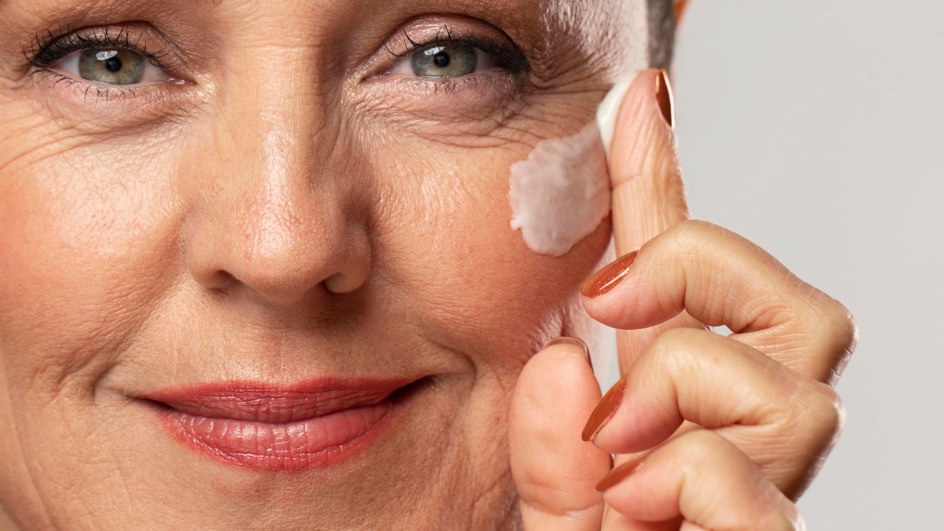 5 ideias de títulos:
1. Menopausa e Pele: Guia Completo de Cuidados e Tratamentos
2. Os Segredos para uma Pele Radiante Após os 50 Anos
3. Como Combater a Flacidez e o Ressecamento na Menopausa
4. Skincare na Menopausa: Ingredientes Essenciais e Procedimentos
5. Cuidados de Dentro para Fora: Nutrição e Hidratação para a Pele Madura