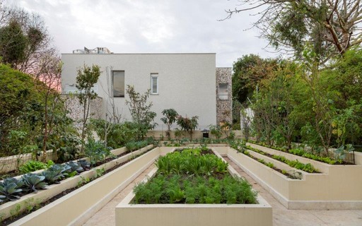 5 ideias de títulos:
1. Canteiros Elevados: O Guia Completo para Iniciantes
2. Transforme seu Espaço com Canteiros Elevados: Dicas de Construção e Plantio
3. As Melhores Plantas para Cultivar em Canteiros Elevados
4. Canteiros Elevados Sustentáveis: Materiais Reciclados e Técnicas Ecológicas
5. Resolva Problemas de Solo e Drenagem com Canteiros Elevados