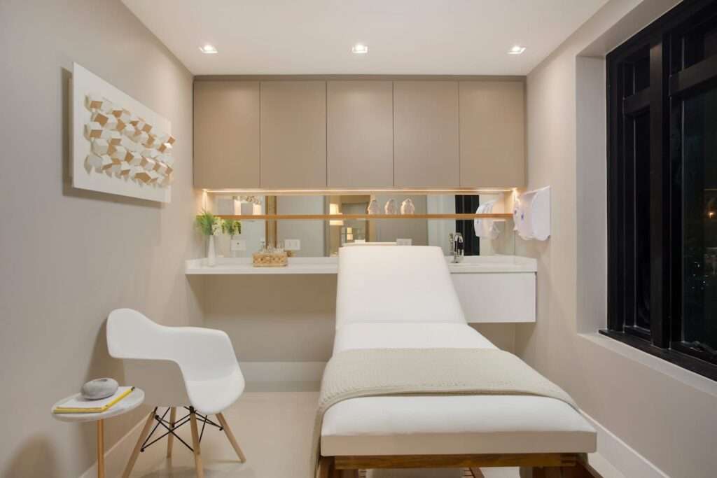 Tecnologia Integrada com Elegância: Soluções Discretas para Ambientes de Saúde em 2026