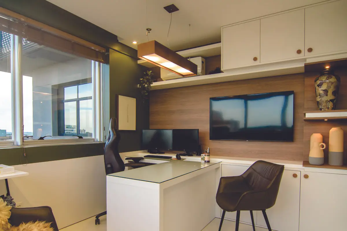 5 ideias de títulos:
1. Home Office Minimalista: Menos é Mais para sua Produtividade
2. Iluminação Perfeita: Como Criar um Home Office Agradável
3. Móveis Inteligentes: Otimizando Espaços Pequenos no seu Home Office
4. Decoração Afetiva: Personalize seu Home Office com Plantas e Quadros
5. Tendências de Cores e Materiais para o Home Office de 2026