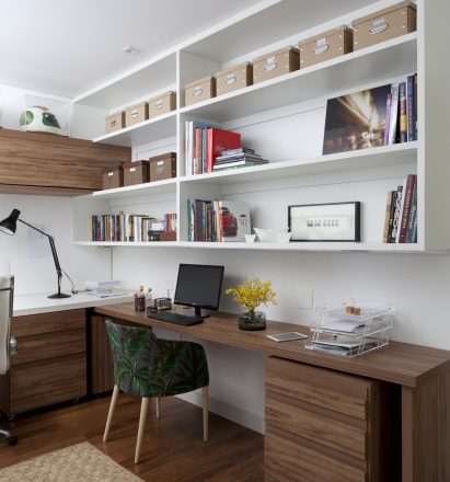 5 ideias de títulos:
1. Home Office Minimalista: Menos é Mais para sua Produtividade
2. Iluminação Perfeita: Como Criar um Home Office Agradável
3. Móveis Inteligentes: Otimizando Espaços Pequenos no seu Home Office
4. Decoração Afetiva: Personalize seu Home Office com Plantas e Quadros
5. Tendências de Cores e Materiais para o Home Office de 2026