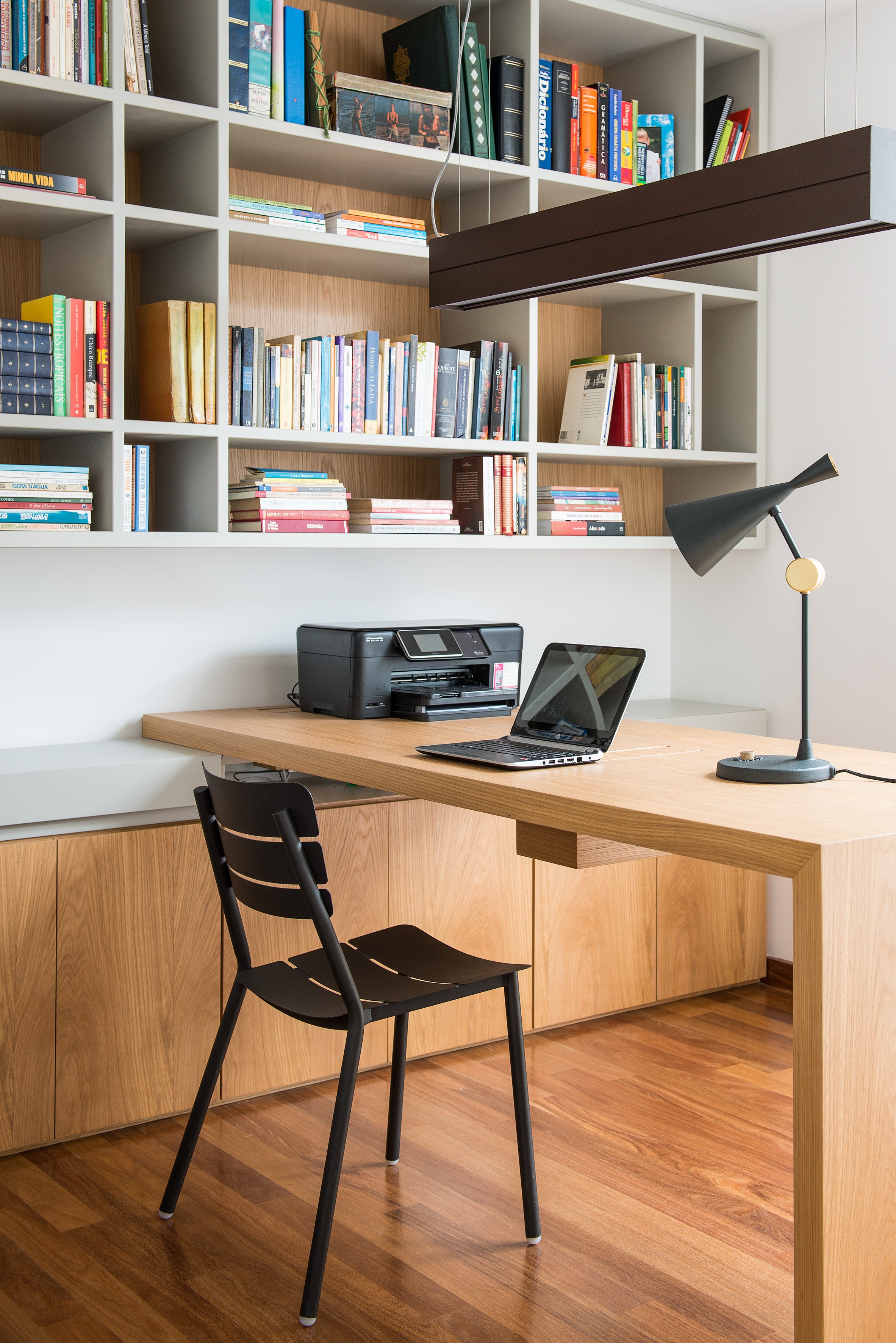 5 ideias de títulos:
1. Home Office Minimalista: Menos é Mais para sua Produtividade
2. Iluminação Perfeita: Como Criar um Home Office Agradável
3. Móveis Inteligentes: Otimizando Espaços Pequenos no seu Home Office
4. Decoração Afetiva: Personalize seu Home Office com Plantas e Quadros
5. Tendências de Cores e Materiais para o Home Office de 2026
