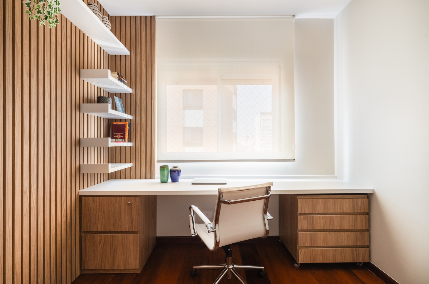 5 ideias de títulos:
1. Home Office Minimalista: Menos é Mais para sua Produtividade
2. Iluminação Perfeita: Como Criar um Home Office Agradável
3. Móveis Inteligentes: Otimizando Espaços Pequenos no seu Home Office
4. Decoração Afetiva: Personalize seu Home Office com Plantas e Quadros
5. Tendências de Cores e Materiais para o Home Office de 2026