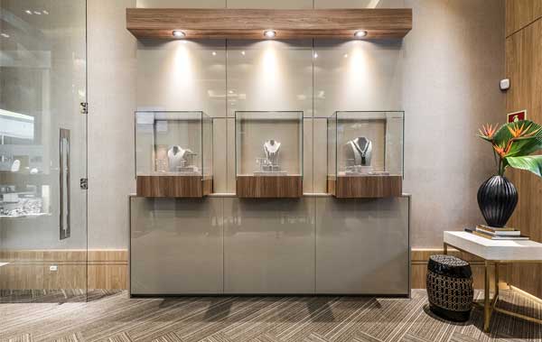 1. Guia Completo de Iluminação LED para Joalherias: Destaque o Brilho das Suas Peças
2. Minimalismo Refinado: O Segredo da Decoração de Joalherias de Luxo em 2026
3. Biofilia e Conforto: Materiais e Cores que Definem as Joalherias do Futuro
4. Otimizando o Layout da Sua Joalheria: Vitrines Impactantes e Zonas de Experiência
5. Todeschini e Bontempo: A Escolha Certa para Móveis Planejados em Joalherias Modernas