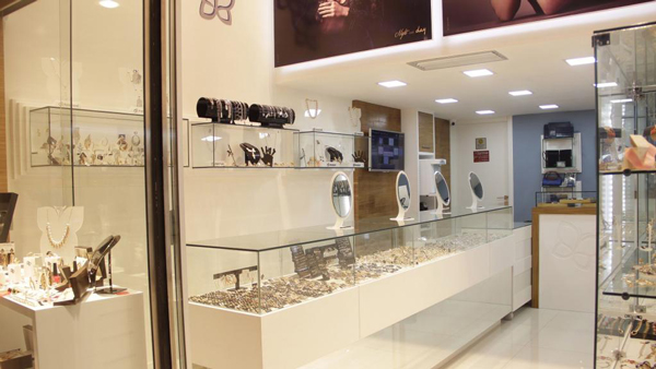 1. Guia Completo de Iluminação LED para Joalherias: Destaque o Brilho das Suas Peças
2. Minimalismo Refinado: O Segredo da Decoração de Joalherias de Luxo em 2026
3. Biofilia e Conforto: Materiais e Cores que Definem as Joalherias do Futuro
4. Otimizando o Layout da Sua Joalheria: Vitrines Impactantes e Zonas de Experiência
5. Todeschini e Bontempo: A Escolha Certa para Móveis Planejados em Joalherias Modernas