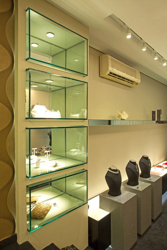 1. Guia Completo de Iluminação LED para Joalherias: Destaque o Brilho das Suas Peças
2. Minimalismo Refinado: O Segredo da Decoração de Joalherias de Luxo em 2026
3. Biofilia e Conforto: Materiais e Cores que Definem as Joalherias do Futuro
4. Otimizando o Layout da Sua Joalheria: Vitrines Impactantes e Zonas de Experiência
5. Todeschini e Bontempo: A Escolha Certa para Móveis Planejados em Joalherias Modernas