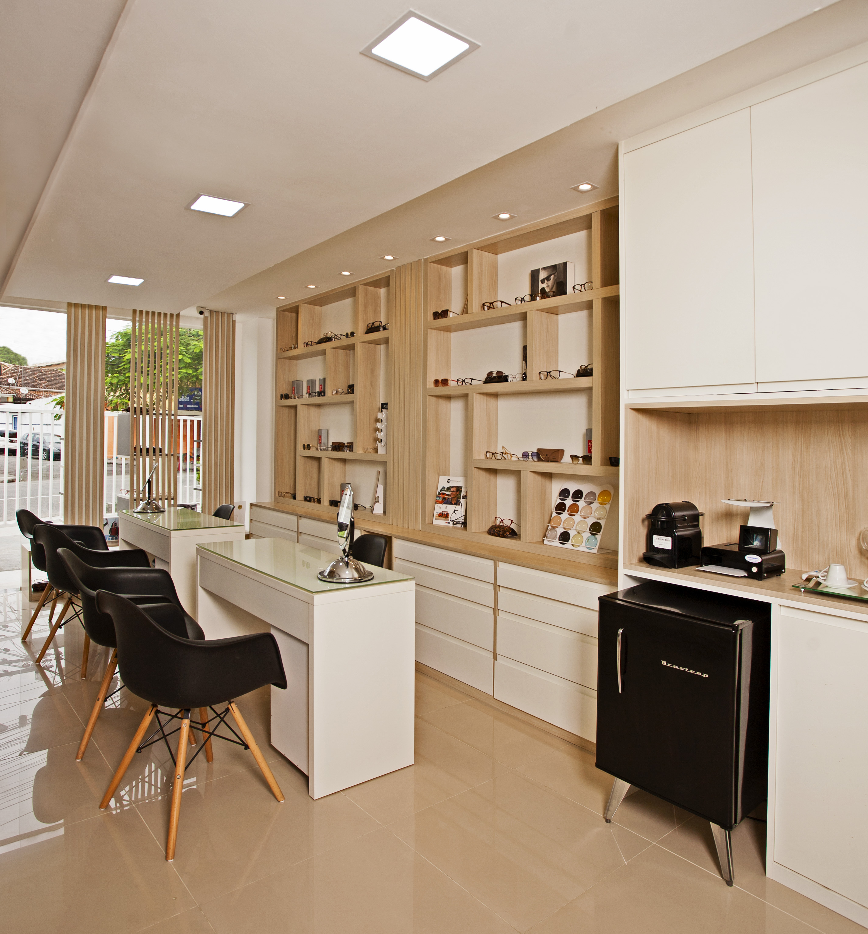 Mobiliário Essencial e Estratégias de Exposição para Lojas de Óculos de Sucesso